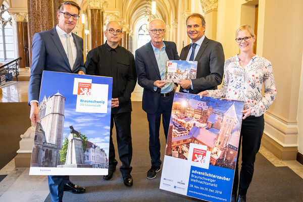 Modernes Gewand für die Löwenstadt: (v. l. n. r.) Gerold Leppa (Braunschweig Stadtmarketing GmbH), Thorsten Greinus (wirDesign), Norbert Gabrysch (wirDesign), Oberbürgermeister Ulrich Markurth (Stadt Braunschweig) und Eva Edler (Stadtmarketing) präsentieren die neuen Gestaltungsrichtlinien. (Wird bei Klick vergrößert)