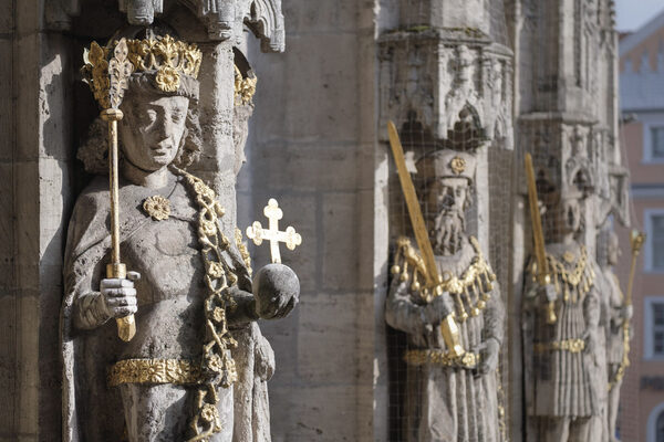 Am Altstadtrathaus ist Otto IV. als eine der in der Mitte des 15. Jahrhunderts von Hans Hesse geschaffenen Herrscherfiguren zu entdecken. (Wird bei Klick vergrößert)