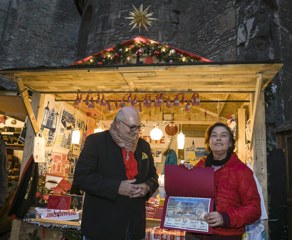 Annette Mohr freut sich über den ersten Platz: Ihr Stand „La Kitchenette“ hat die Jury, hier vertreten durch Olaf Jaeschke, mit regionalem Bezug und ausgefallenen Geschenkideen überzeugt. (Wird bei Klick vergrößert)