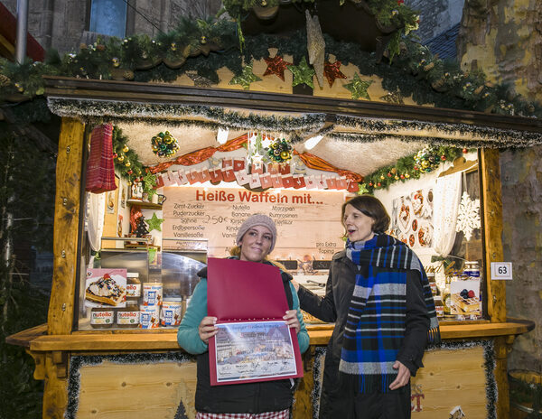 Sonderpreis für den Stand „Schlemmer-Waffeln“: Besitzer Marcel Mantau sprang kurzfristig ein, überzeugte insbesondere vor diesem Hintergrund mit hoher Qualität und verdiente sich die von Dr. Angela Klein übergebene Urkunde. (Wird bei Klick vergrößert)