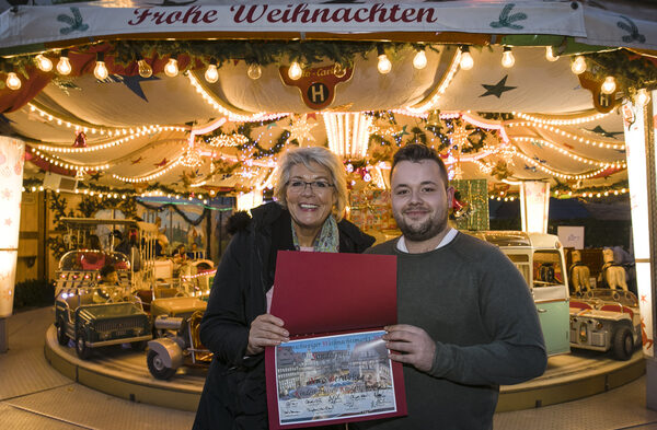 Einen zweiten Sonderpreis überreicht Ingeborg Obi-Preuß stellvertretend für die Jury an Nico Berweke für sein Kinderkarussell „Kindertraum“. Das attraktiv gestaltete Karussell ist traditioneller Bestandteil des Braunschweiger Weihnachtsmarkts. (Wird bei Klick vergrößert)