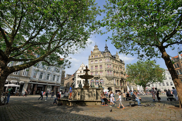 Die neue Stadtführung „Braunschweiger Juden im Dritten Reich“ zeigt anhand der historischen Häuser am Kohlmarkt nationalsozialistische Geschichte auf. (Wird bei Klick vergrößert)