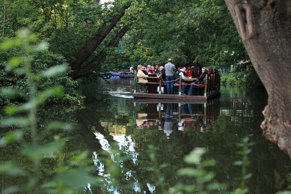 Auf dem Floß lässt sich die Löwenstadt von der Wasserseite aus entdecken. (Wird bei Klick vergrößert)