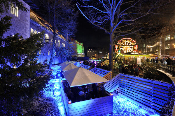 Die Flöße im Burggraben sind ein beliebter Treffpunkt auf dem Weihnachtsmarkt. (Wird bei Klick vergrößert)