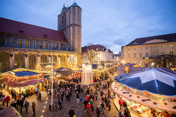 30 Tage lang leuchteten die Plätze rund um den Dom St. Blasii stimmungsvoll im Licht des Braunschweiger Weihnachtsmarkts. Morgen um 20:00 Uhr schließt der Markt. (Wird bei Klick vergrößert)
