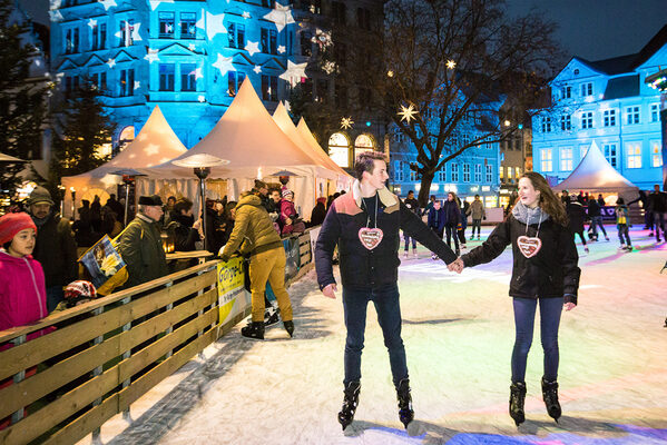 Weihnachtszauber auch in der Innenstadt: Eislaufvergnügen gibt es beim Eiszauber auf dem Kohlmarkt. (Wird bei Klick vergrößert)