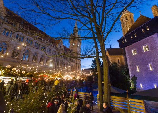 Die Plätze rund um den Dom St. Blasii und die Burg Dankwarderode verwandeln sich noch bis zum 29. Dezember in den stimmungsvollen Braunschweiger Weihnachtsmarkt mit unterhaltsamem Rahmenprogramm. (Wird bei Klick vergrößert)