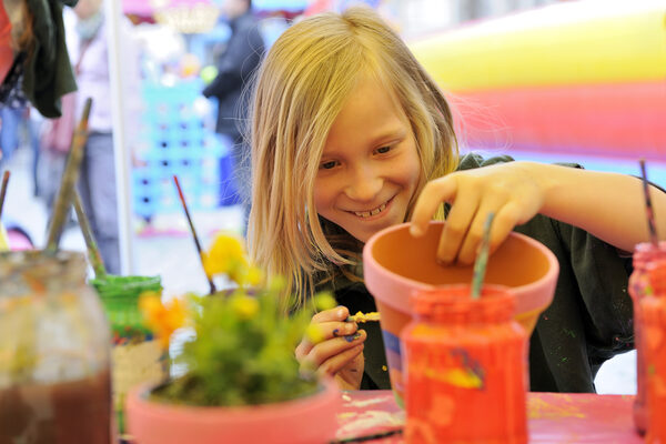 Kreatives Unterhaltungsprogramm für Kinder: Mit selbst bemalten Blumentöpfen hält der Frühling zuhause Einzug. (Wird bei Klick vergrößert)