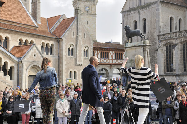 Am Sonntag können Besucherinnen und Besucher bei Modenschauen auf dem Burgplatz und dem Magnikirchplatz aktuelle Trends für die warme Jahreszeit entdecken. (Wird bei Klick vergrößert)