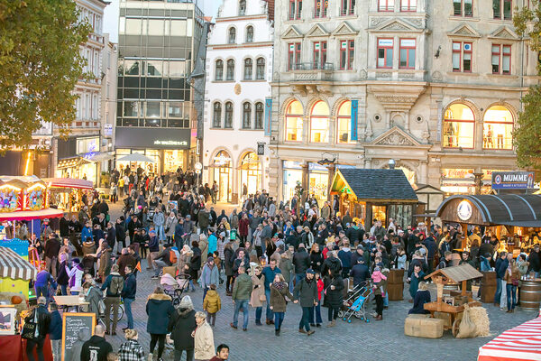 Ein Wochenende rund um die doppelte Segelschiffmumme: Auf dem Kohlmarkt genossen zahlreiche Besucherinnen und Besucher das abwechslungsreiche Angebot lokaler Gastronomen. (Wird bei Klick vergrößert)