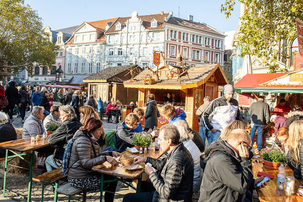 Von Mumme-Bratwurst über Kartoffelpuffer bis hin zu Flammlachs: Auf dem Spezialitätenmarkt auf dem Kohlmarkt ließen sich die Gäste die Mumme-Gerichte bei herbstlichem Sonnenschein schmecken. (Wird bei Klick vergrößert)