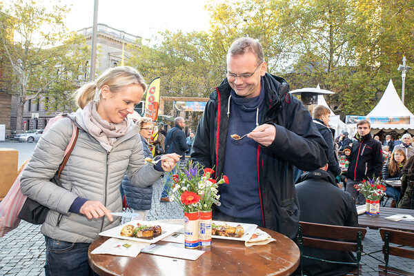 Die mummegenussmeile verwandelte den Platz der Deutschen Einheit in die Nibelungen-Schlemmer-Meile. Gäste probierten hier leckere Mumme-Kreationen, wie beispielsweise Schweinemedaillons mit einer Mumme-Soße. (Wird bei Klick vergrößert)