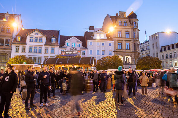 Bis in die Abendstunden war der Spezialitätenmarkt auf dem Kohlmarkt ein Publikumsmagnet. (Wird bei Klick vergrößert)