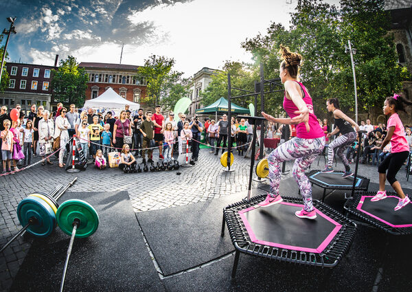 Jumping Fitness: Das Power-Workout auf dem Trampolin können Gäste auf dem Platz am Ritterbrunnen ausprobieren. (Wird bei Klick vergrößert)