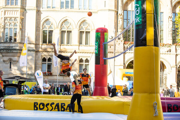 Die Bossaball-Profis aus Belgien und den Niederlanden begeisterten die Zuschauerinnen und Zuschauer auf dem Platz der Deutschen Einheit täglich mit ihren sensationellen Shows. Sie zeigten auf dem Luftkissenspielfeld, wie die Kombination aus Fußball, Volleyball und Trampolinspringen aussieht. (Wird bei Klick vergrößert)