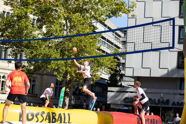 Auch Braunschweiger stellten sich der Herausforderung: Die Volleyballer des USC Braunschweig und die Bossaball-Profis aus Belgien lieferten sich ein spannendes Duell um Punkte und konnten sogar einen Matchsieg davontragen. (Wird bei Klick vergrößert)