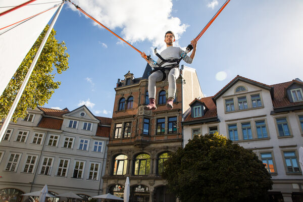 Sprungfreudige Besucherinnen und Besucher testeten das Gefühl der Schwerelosigkeit am Quadro Highjump auf dem Kohlmarkt: Für sie ging es unter professioneller Betreuung bis zu neun Meter in die Höhe. (Wird bei Klick vergrößert)