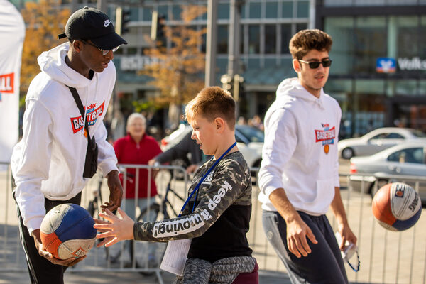 Ob gekonntes Dribbeln oder spezielle Wurftechniken: Bei der „kinder+Sport Basketball Academy“ auf dem Schlossplatz lernten Kinder und Jugendliche von den Profis den richtigen Umgang mit dem Ball. (Wird bei Klick vergrößert)