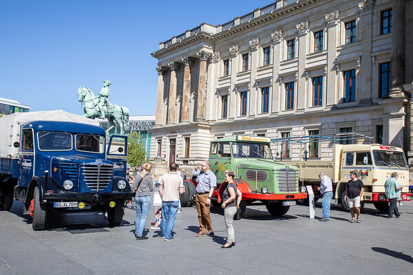 Ein Stück Braunschweiger Stadtgeschichte: Der Schlossplatz war Heinrich Büssing gewidmet, der mit seinen Innovationen im Lkw- und Omnibusbau zum Pionier der Mobilität geworden war. (Wird bei Klick vergrößert)