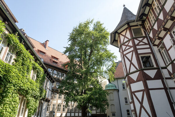 Sommerliche Fachwerkansicht auf Pinterest: Der Blick in den Innenhof der Handwerkskammer ist auf der Pinnwand „Braunschweiger Fachwerk“ zu sehen. (Wird bei Klick vergrößert)