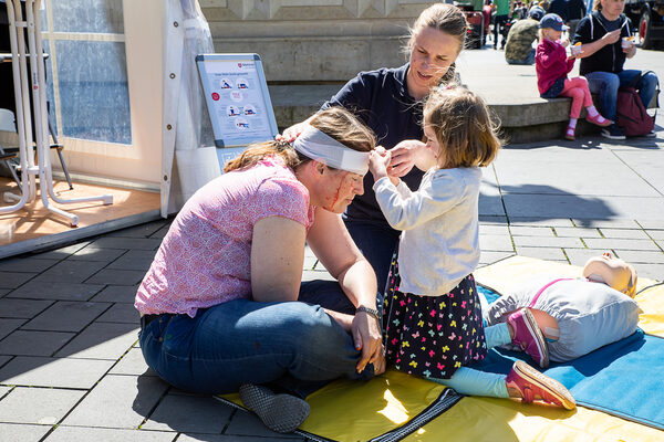 Früh übt sich: Auch die Kleinsten lernten auf unterhaltsame Weise auf dem Schlossplatz, wie sie helfen können. (Wird bei Klick vergrößert)