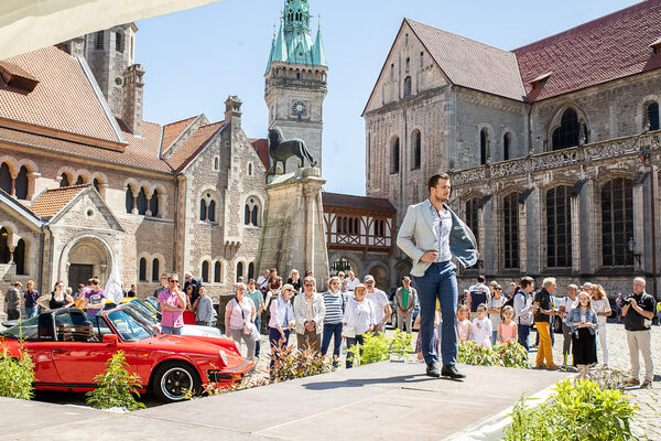 Frische Trends für den Kleiderschrank: Die Model strahlten bei den Modenschauen auf dem Burgplatz mit der Sonne um die Wette. (Wird bei Klick vergrößert)