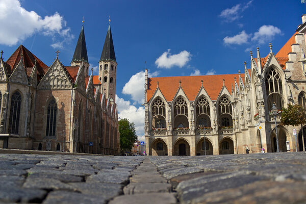Kopfsteinpflaster, St. Martini und das Altstadtrathaus: Der Altstadtmarkt gehört zu den historischen Orten Braunschweigs, die auf der Pinnwand „Braunschweigs Highlights“ auf Pinterest nicht fehlen dürfen. (Wird bei Klick vergrößert)