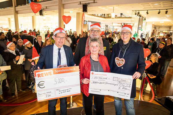 Weihnachtsliedersingen für den guten Zweck – Die BLSK und die REWE Märkte Braunschweig spendeten für die verkleideten Sängerinnen und Sänger. (V. l. n. r.): Ralf Keffel (REWE-Märkte Braunschweig), Heidrun Möbius (Verkehrswacht Braunschweig e.V.), Olaf Jaeschke (Arbeitsausschuss Innenstadt Braunschweig e. V.), Gunnar Stratmann (Braunschweigische Landessparkasse). (Wird bei Klick vergrößert)