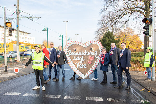 Sicher im Straßenverkehr – Die Erlöse von „Braunschweig zeigt Herz“ kommen der Verkehrswacht Braunschweig zugute. Eingerahmt von zwei engagierten Schülerlotsen (v. l. n. r.): Michael Schlutow (Verkehrswacht Braunschweig e. V.), Björn Nattermüller (Braunschweig Stadtmarketing GmbH), Claus Dannehl jun. (Schaustellerverband Braunschweig e. V.), Heidrun Möbius (Verkehrswacht Braunschweig e.V.), Olaf Jaeschke (Arbeitsausschusses Innenstadt Braunschweig e. V.) und Gunnar Stratmann (Braunschweigische Landessparkasse). (Wird bei Klick vergrößert)