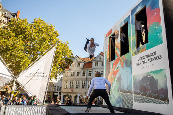 Zweifache Deutsche Meister im Trampolinspringen zeigten an der neun Meter hohen Show-Wand ihre atemberaubende Choreografie aus Sprüngen und Akrobatikfiguren. (Wird bei Klick vergrößert)