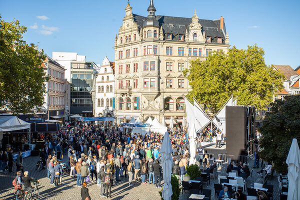 Einer der Publikumsmagnete war die Trampolin-Show auf dem Kohlmarkt. (Wird bei Klick vergrößert)