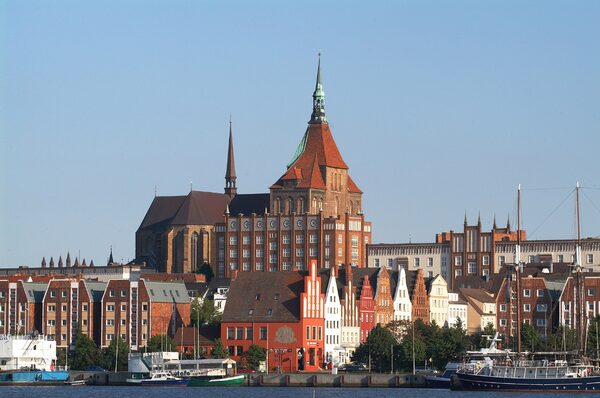 Das Stadtmarketing bietet eine Tagesfahrt mit dem Vier-Sterne-Fernreisebus zum Hansetag nach Rostock an, bei der die Teilnehmerinnen und Teilnehmer ein buntes Fest rund um die Sehenswürdigkeiten wie die Petrikirche (siehe Bild), den Hafen oder den Alten Markt erleben. (Wird bei Klick vergrößert)