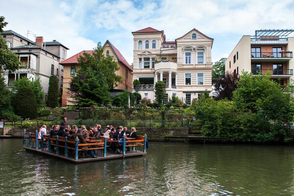 Eine Floßfahrt auf der Oker führt vorbei an malerischen Villen. (Wird bei Klick vergrößert)