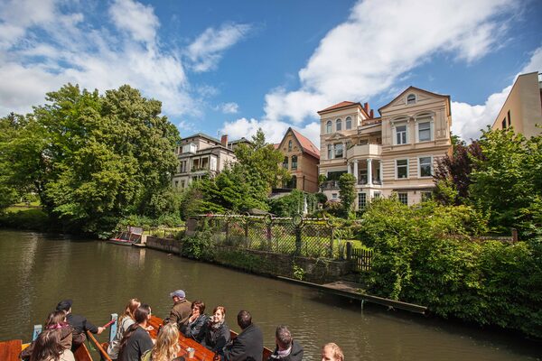 Im Sommer ist eine Okerfahrt auch wegen der grünen Umsäumung des Flusses ein besonders schönes Erlebnis. (Wird bei Klick vergrößert)