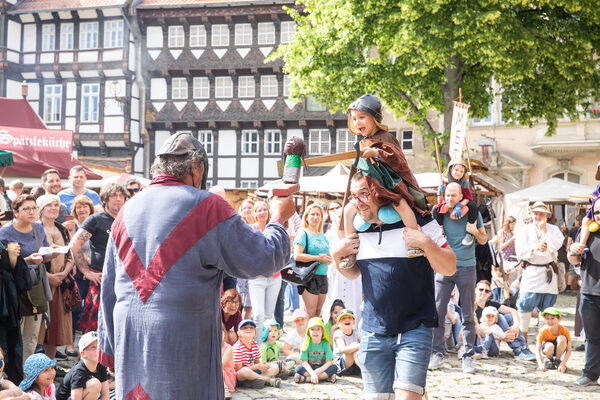 Einmal ein Ritter sein: Die Jüngsten durften gegen Büttel Molinarius im Schwertkampf antreten. (Wird bei Klick vergrößert)