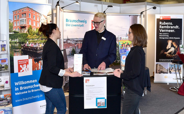 Am Messestand der Braunschweig Stadtmarketing GmbH können sich Besucherinnen und Besucher der ReiseLust Bremen zu dem vielfältigen Kultur- und Freizeitangebot in Braunschweig beraten lassen. (Wird bei Klick vergrößert)