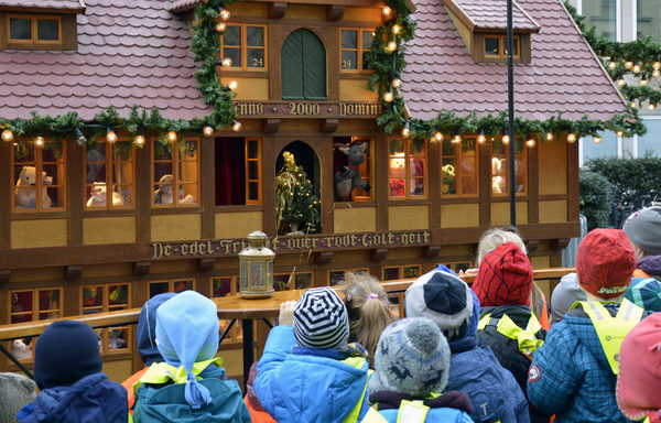 Weihnachtsbasteleien, Puppenspiele und selbstgebackene Kekse: Der Braunschweiger Weihnachtsmarkt bietet ein abwechslungsreiches Programm für die kleinen Gäste. (Wird bei Klick vergrößert)
