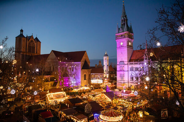 Das Rathaus und der Dom strahlten im Rahmen von „Braunschweig zeigt Herz“ bunt für das Miteinander in der Löwenstadt. (Wird bei Klick vergrößert)