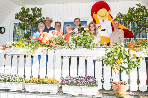 Die Jurymitglieder (v. l. n. r.) Ulrike Neumann (Braunschweig Stadtmarketing GmbH), Michael Möller (Blumen Möller), Andreas Gehrke (BBG), Bürgermeisterin Annegret Ihbe (Stadt Braunschweig), Karsten Mentasti (Braunschweiger Zeitung), Johanna Rode (Braunschweig Stadtmarketing GmbH) und Simone Lampe (BBG) freuen sich schon auf die Balkone des diesjährigen Wettbewerbs. (Wird bei Klick vergrößert)