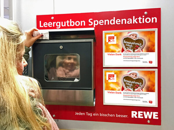 Bei der Aktion „Pfandtastisch“ können Besucherinnen und Besucher in REWE Märkten der Region ihren Pfandbetrag für die Braunschweiger Wohlfahrtsverbände spenden. (Wird bei Klick vergrößert)