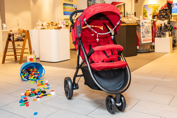 Eltern, die während ihres Bummels in der Innenstadt ein bequemes Transportmittel für ihre Kinder benötigen, können in der Touristinfo einen der Buggys des Cityservice Braunschweig ausleihen. (Wird bei Klick vergrößert)