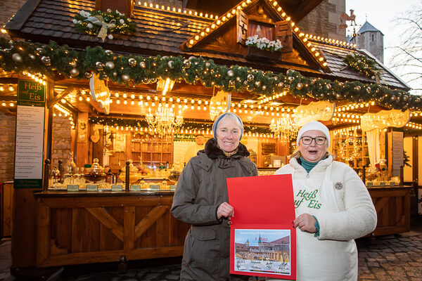 Eis im Winter: Andrea Beinhorn, Standbetreiberin von „Heiß auf Eis“, nahm die Urkunde für den dritten Platz von Bezirksbürgermeisterin Innenstadt Heike Zander entgegen. (Wird bei Klick vergrößert)