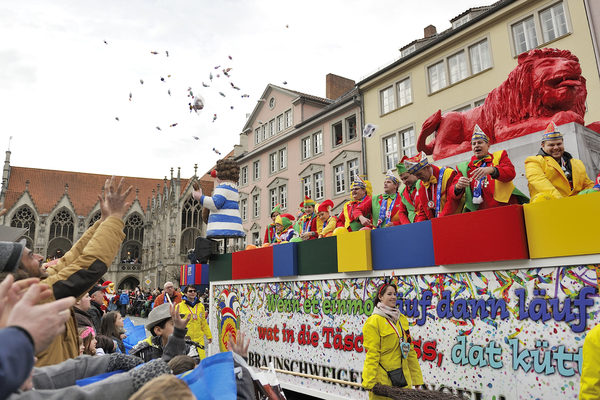 Der Schoduvel ist der größte Karnevalsumzug Norddeutschlands – mit drei Stunden Sendezeit überträgt ihn der NDR am 3. März ab 13:00 Uhr live. (Wird bei Klick vergrößert)