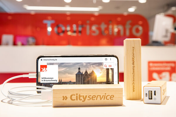 Ab dem 7. Dezember bietet der Cityservice Braunschweig Bürgerinnen und Bürgern die Möglichkeit, in der Touristinfo Powerbanks auszuleihen. So hält ihr Smartphone-Akku noch lange Zeit. (Wird bei Klick vergrößert)