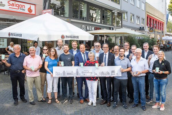 Auf Initiative des Rates der Stadt Braunschweig hat das Stadtmarketing sich um die Einführung von Recup in Braunschweig gekümmert. Initiatoren und Partner des Mehrwegbecher-Pfandsystems freuen sich über den Start: (v. l. n. r.) Udo Sommerfeld (Die Linke.), Kurt Schrader (CDU), Nadine Wunder (SPD), Catherine Alderson (Brotinsel), Ingo Schramm (FDP), Fabian Eckert (reCup GmbH), Helge Böttcher (Bündnis 90/Die Grünen), Lars Maier (Heimbs), Annegret Ihbe (SPD), Olaf Jaeschke (AAI), Philipp Kocherscheid (Heimbs), Karsten Ziaja (ATB), Falk-Martin Drescher (Kultviertel), Gerold Leppa (Braunschweig Stadtmarketing GmbH), Ralf Keffel (Rewe Markt), Ulli Ziebart (Elmbäckerei Ziebart), Björn Hinrichs (CDU), Elias Elahad (Rewe Markt) und Manuela Sander (sander’s backstube). (Wird bei Klick vergrößert)