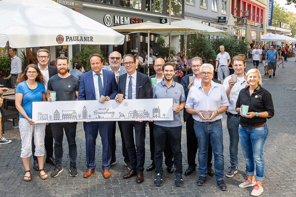 Das Stadtmarketing konnte zahlreiche Partner gewinnen, die die Kampagne zum Start des Systems und die Produktion der Braunschweig-Becher finanzieren: (v. l. n. r.) Catherine Alderson (Brotinsel), Gerold Leppa (Braunschweig Stadtmarketing GmbH), Fabian Eckert (reCup GmbH), Lars Maier (Heimbs), Olaf Jaeschke (AAI), Philipp Kocherscheid (Heimbs), Karsten Ziaja (ATB), Falk-Martin Drescher (Kultviertel), Ralf Keffel (Rewe Markt), Ulli Ziebart (Elmbäckerei Ziebart), Elias Elahad (Rewe Markt) und Manuela Sander (sander’s backstube). (Wird bei Klick vergrößert)