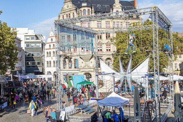 Blickpunkt auf dem Kohlmarkt: Der Hochseilgarten im Volkswagen Financial Services Kletterpark war eine Herausforderung für Groß und Klein. (Wird bei Klick vergrößert)