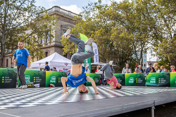 Weltmeisterliche Körperbeherrschung: Die Tanzshow der Unique Breakdancer in der PSD Bank-Arena auf dem Platz der Deutschen Einheit sorgte für langanhaltenden Applaus von den Zuschauerinnen und Zuschauern. (Wird bei Klick vergrößert)