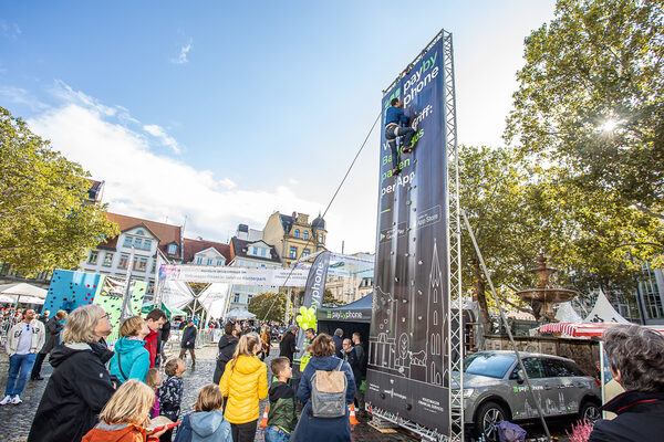 Gut gesichert und hoch hinaus ging es für tollkühne Kletternde an der paybyphone-Kletterwand von Volkswagen Financial Services auf dem Kohlmarkt. (Wird bei Klick vergrößert)