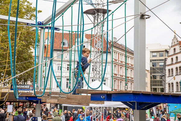 Einige Mutige wagten trotz Regens eine Kletterpartie im Hochseilgarten auf dem Kohlmarkt und bewältigten die Hindernisse. (Wird bei Klick vergrößert)